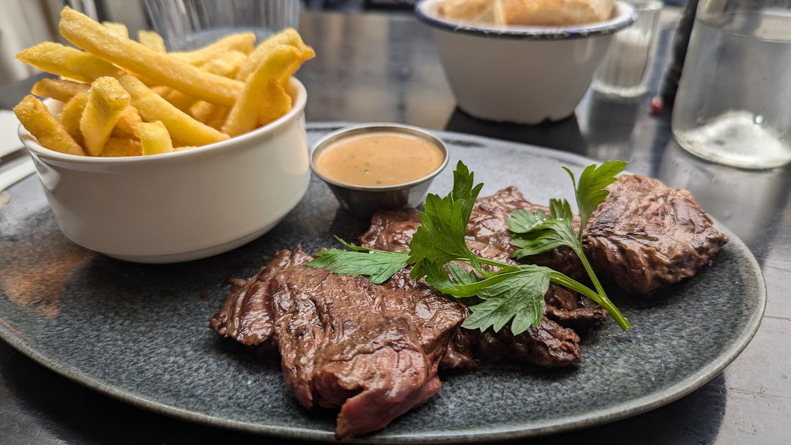 Steak grillé avec frites dorées et sauce peppercorn dans un restaurant