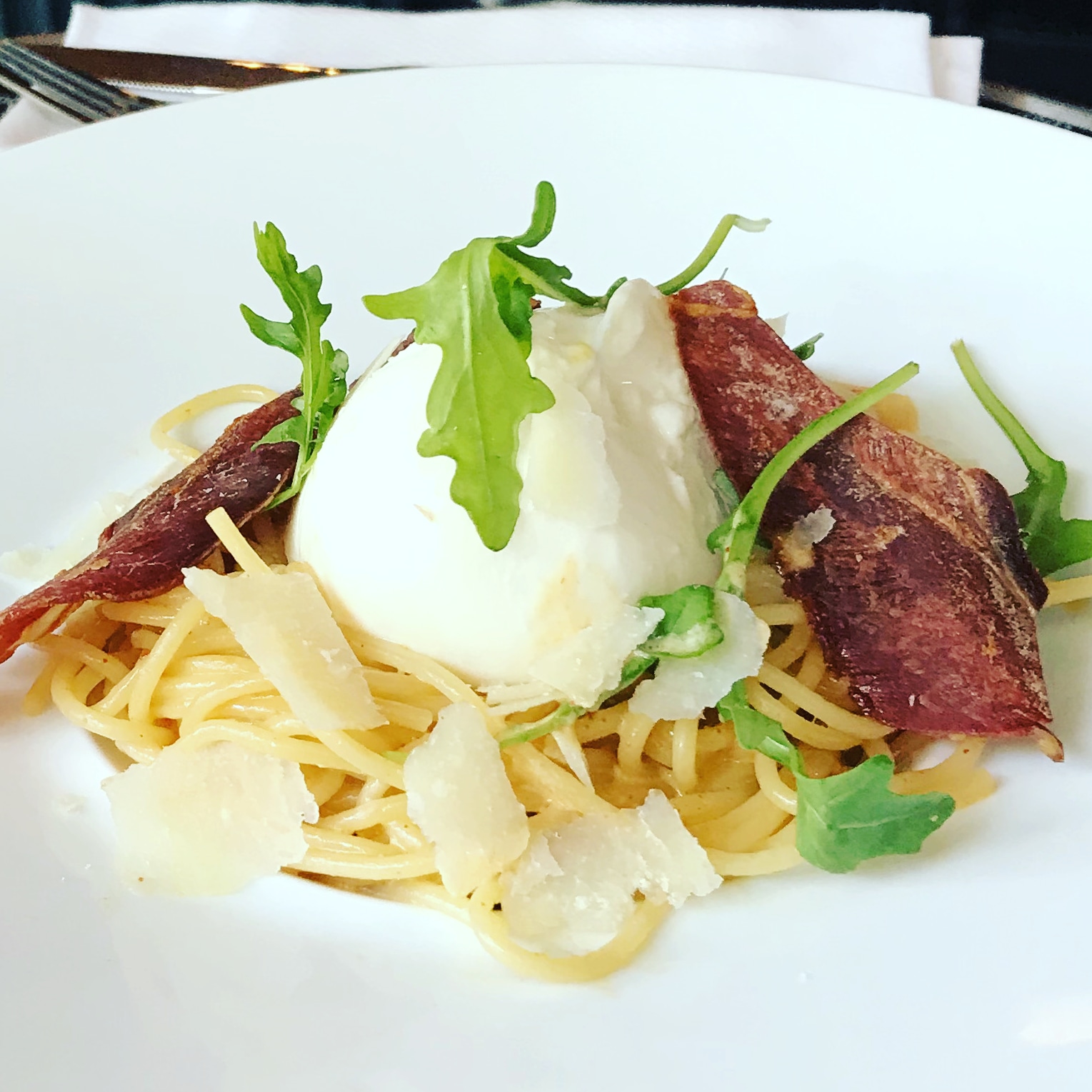 Spaghetti burrata, bresaola et roquette avec copeaux de parmesan