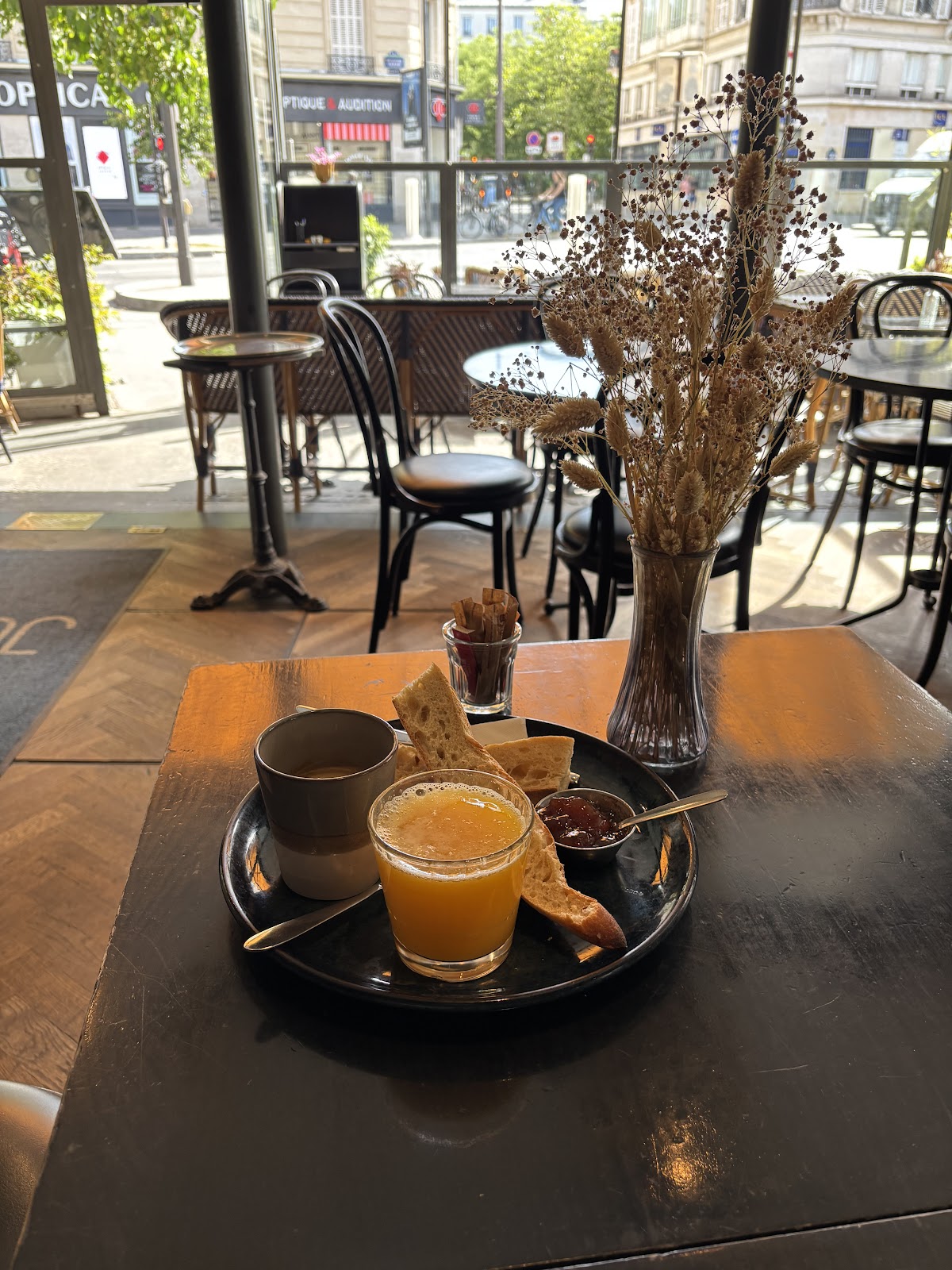 Petit-déjeuner parisien avec jus d'orange, café, tartines et confiture